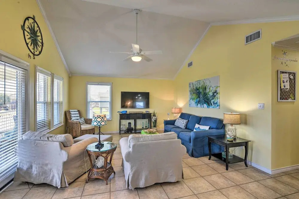 Walk to Galveston Beach: Coastal Escape w/ Yard
