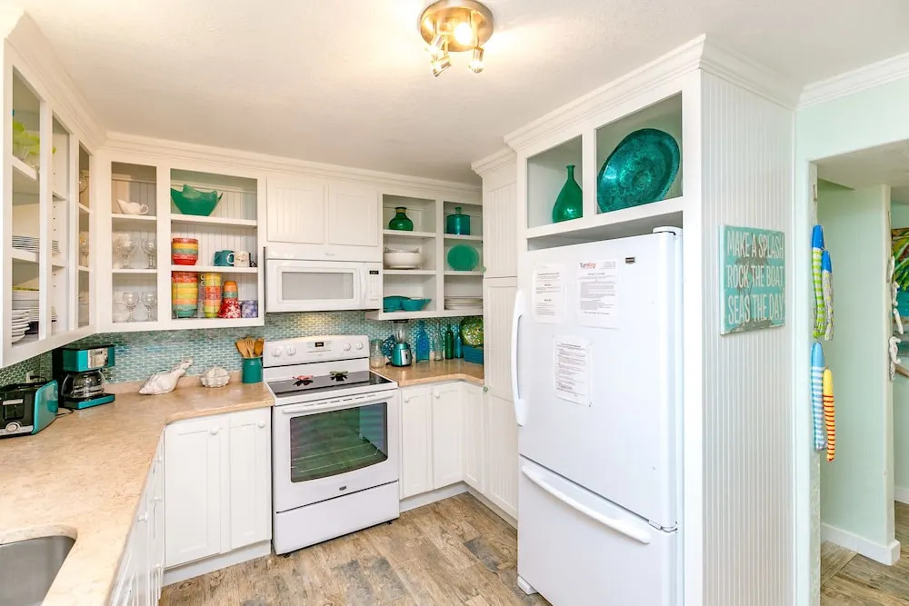 3BR/3BA Pool and Boardwalk to the Beach by RedAwning
