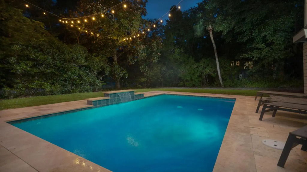Luxury Beach House - 2min Walk to Beach - Private Pool - Group & Dog Friendly