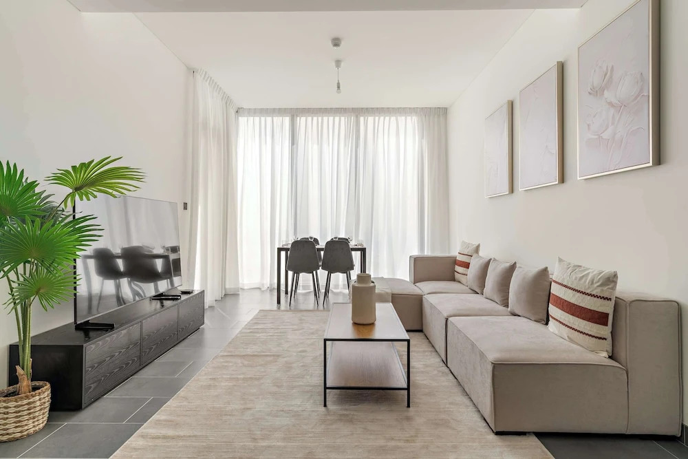 Spacious 2BR in The Crest With Pool and gym