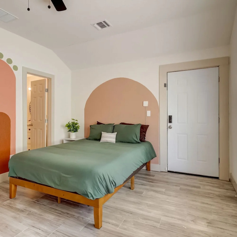 The Retro Retreat - Close to Downtown Fort Sam