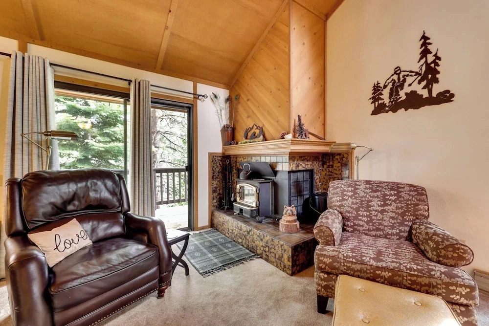 1 Mi to Shaver Lake! Family & Couples Condo