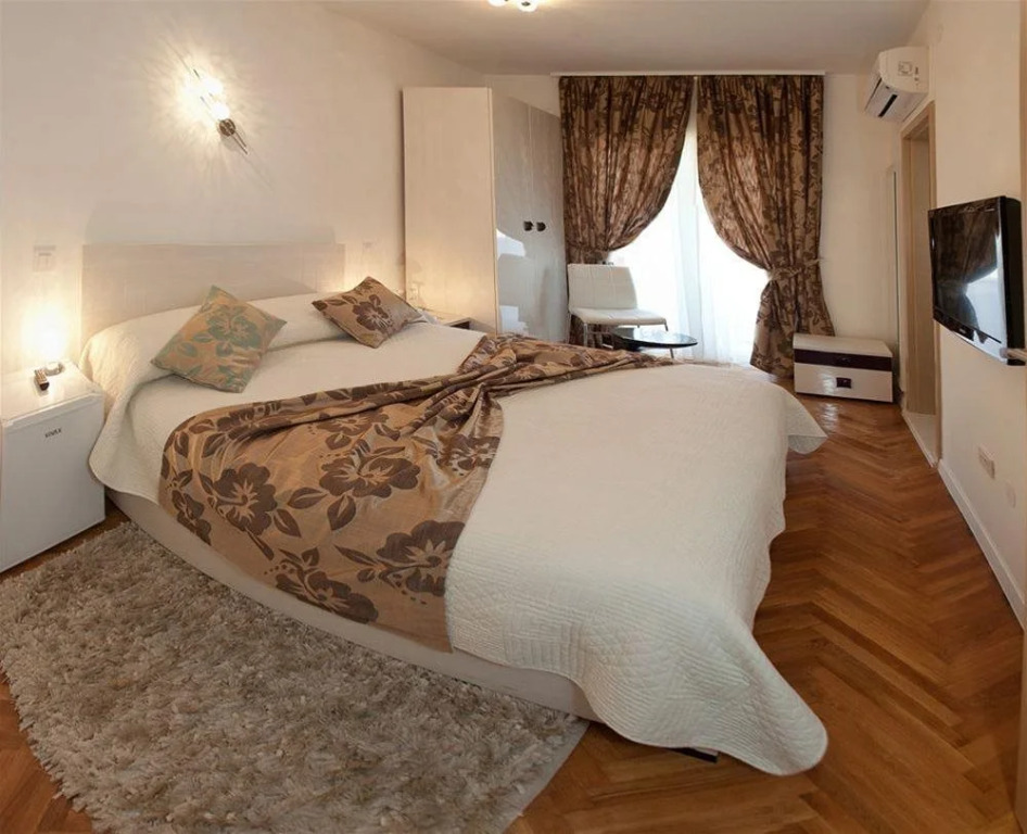 Cro Jet Set Palace