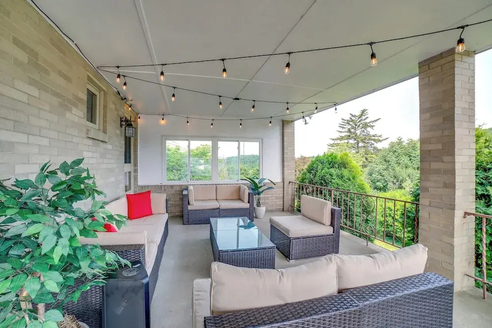 3 Mi to Downtown: Pittsburgh Home w/ Balcony!