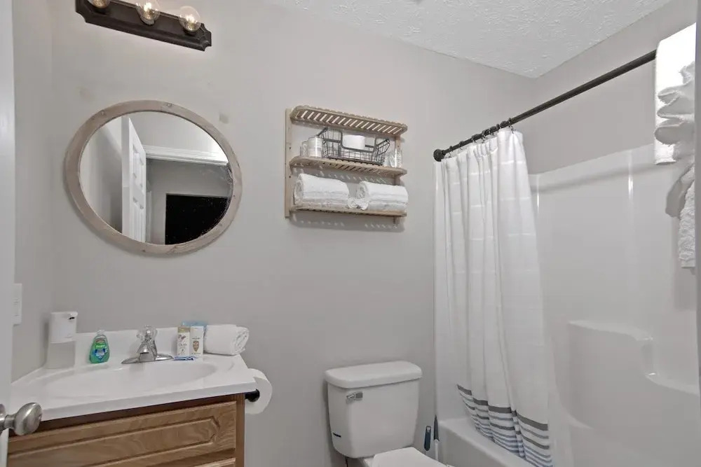 Cheerful 3-bedroom House With Private Parking 3 Home by Redawning