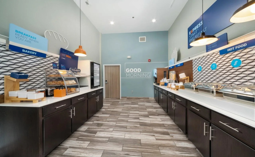 Holiday Inn Express & Suites Memphis Arpt Elvis Presley Blv by IHG
