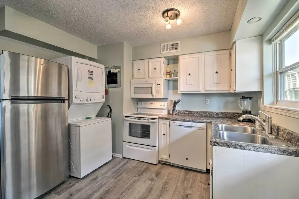 Gulf Shores Condo w/ Pool & Grill: Walk to Beach!