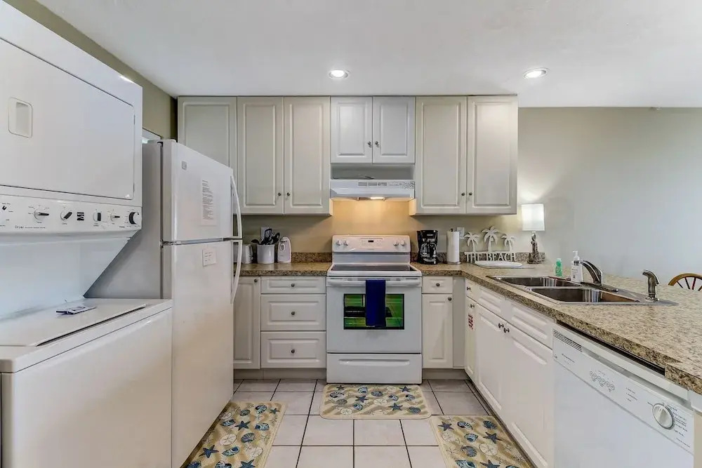 Coral Sands 102 2 Br condo by RedAwning