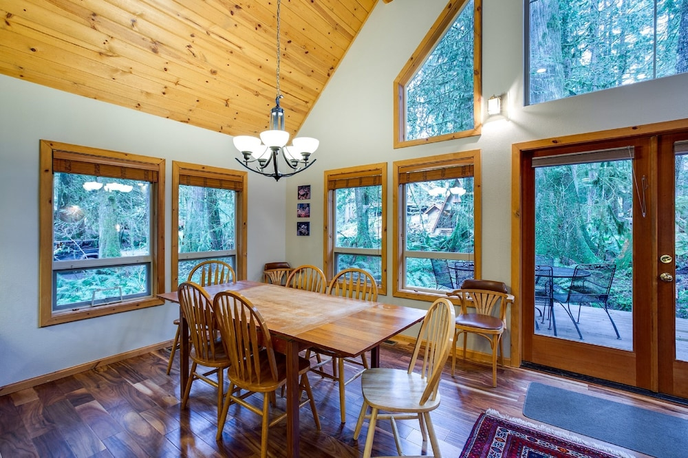 Mt Baker Lodging Cabin 40 - HOT TUB, PETS, SLEEPS 8! by MBL