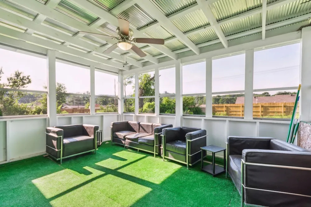 Uptown Serenity Quiet Neighborhood 3 Bedroom Home by RedAwning