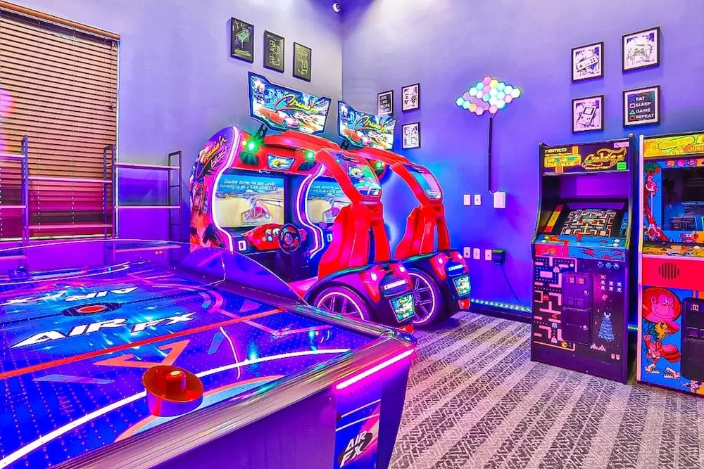 Well-stocked Home With Game Room, Enclosed Pool, Patio, & Child-friendly Items