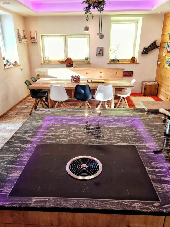 DMG - 'Large, Luxurious Ground Floor' Apartment