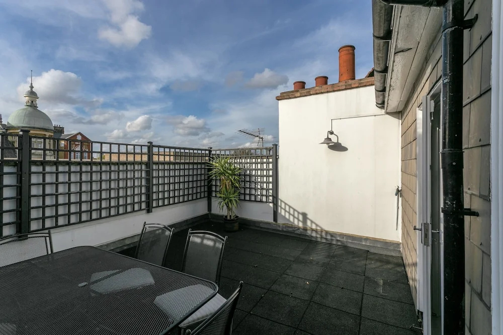 2 Bedroom Apartment in the Heart of Angel