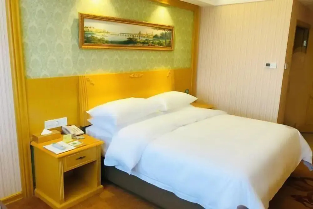 Vienna Hotel (Lingshan Liufengshan Pedestrian Street)
