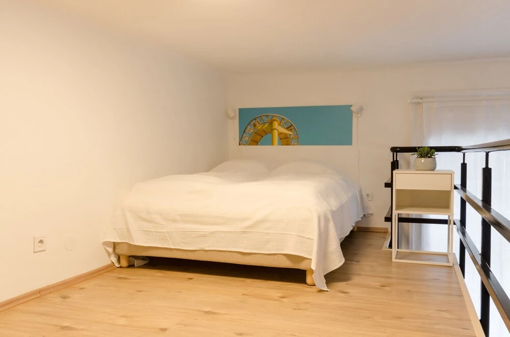 Yellow Tee Apartment