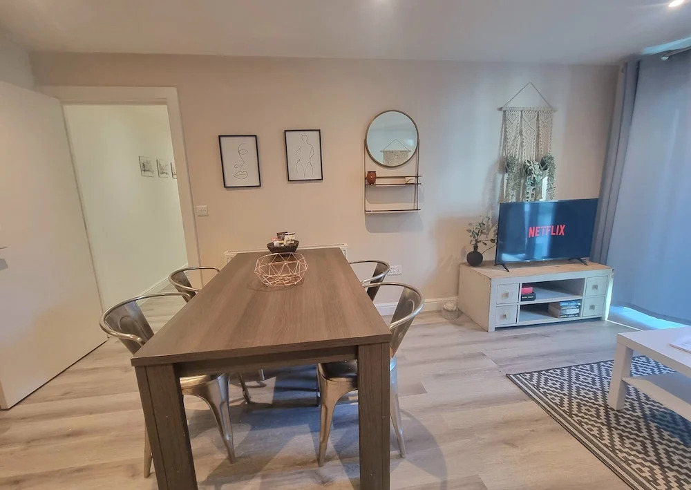 2-bed 2-bath Greenwich Apartment with balcony & lift