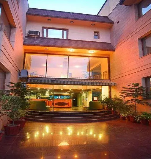 Royal Retreat, OYO Premium Sikanderpur Metro II