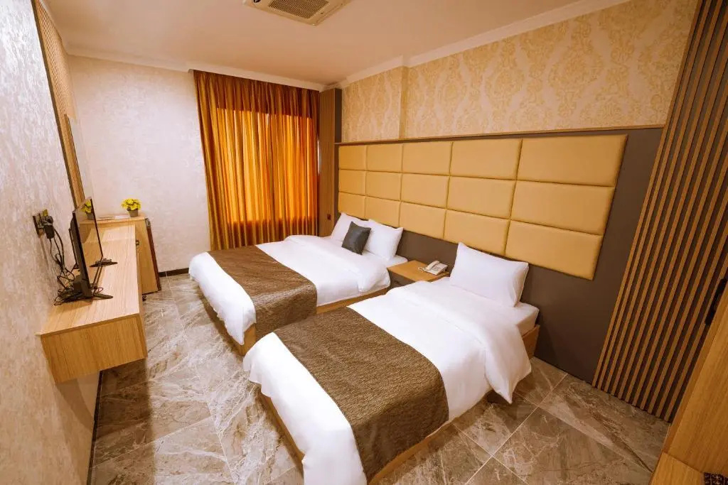 Sarok Hotel