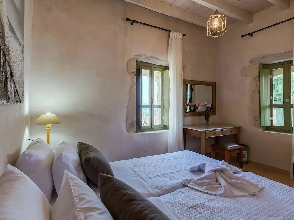 Traditional Stone Built Villa With Private Pool Near Tavern & the Beach