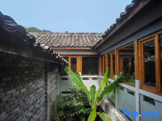 Wolong Riverside Manor