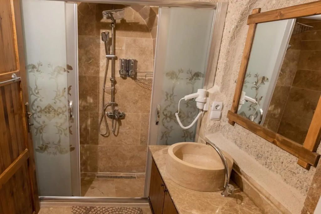 Elite Cave Suites
