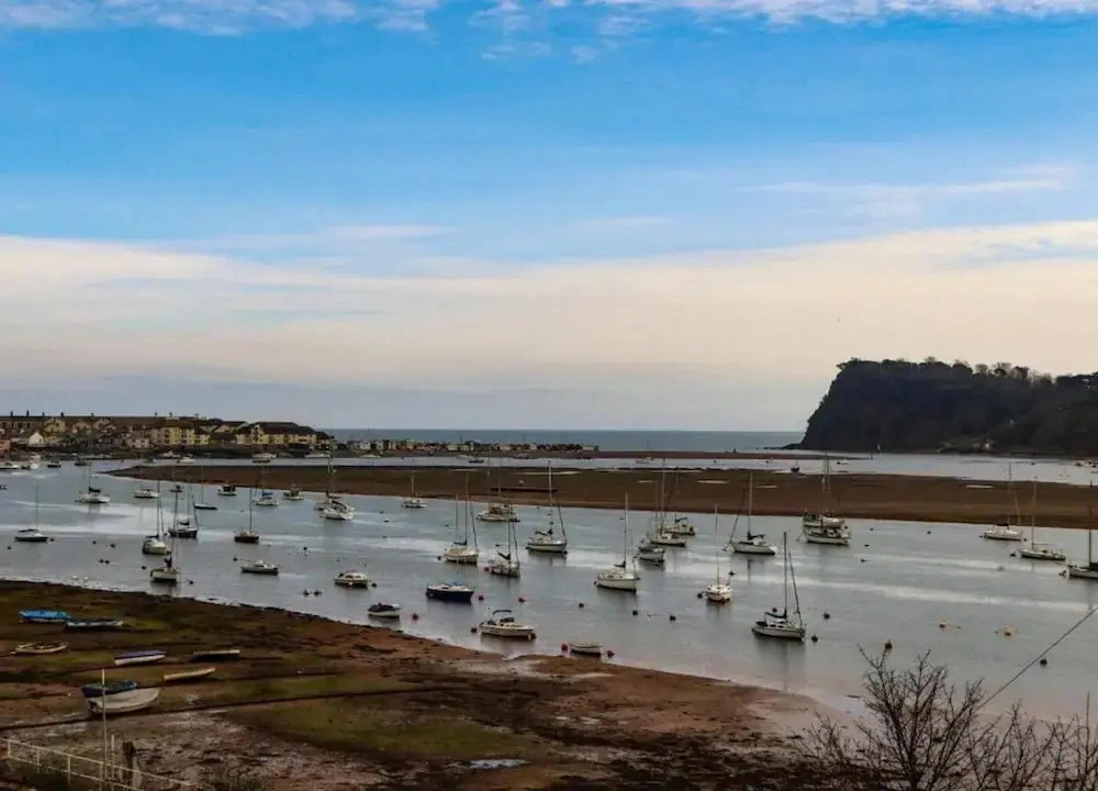 Apartment in Teignmouth Near River Beach