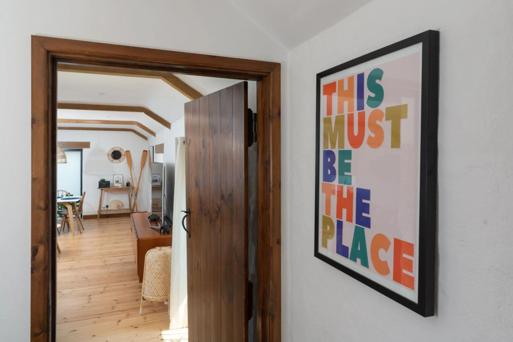 Spacious barn conversion, walk to 3 beaches