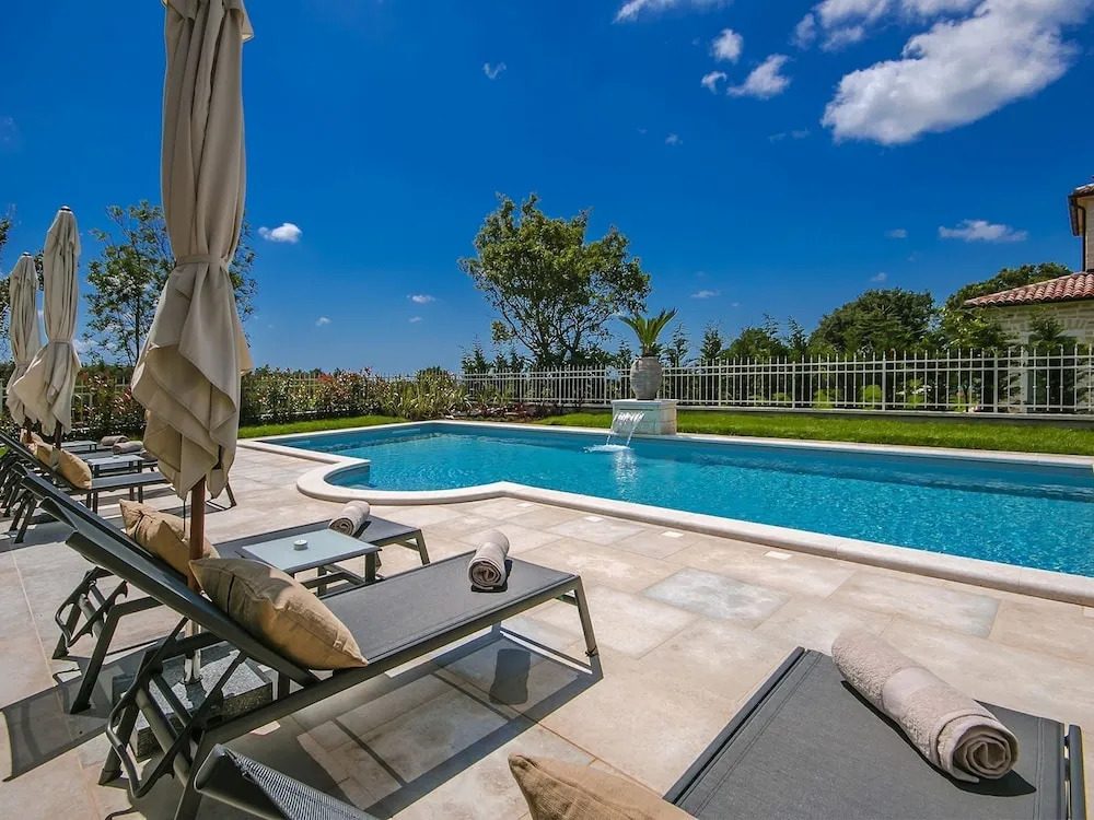 Spacious Villa in Ladici With Artistc Interiors and Pool