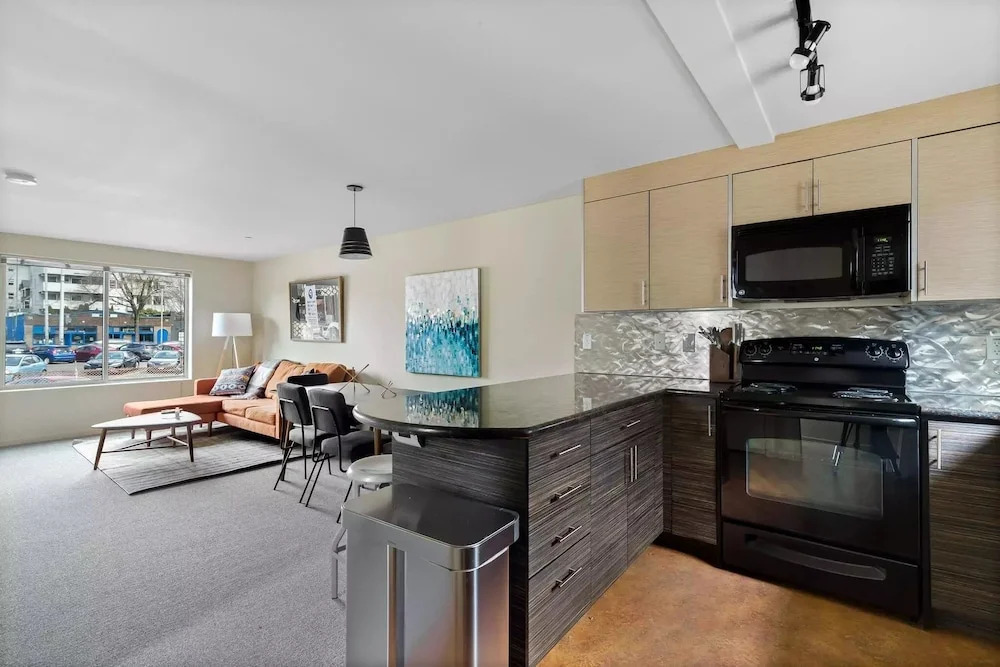 Seattle: U District Retreat Free Parking 3 Bedroom Home by RedAwning