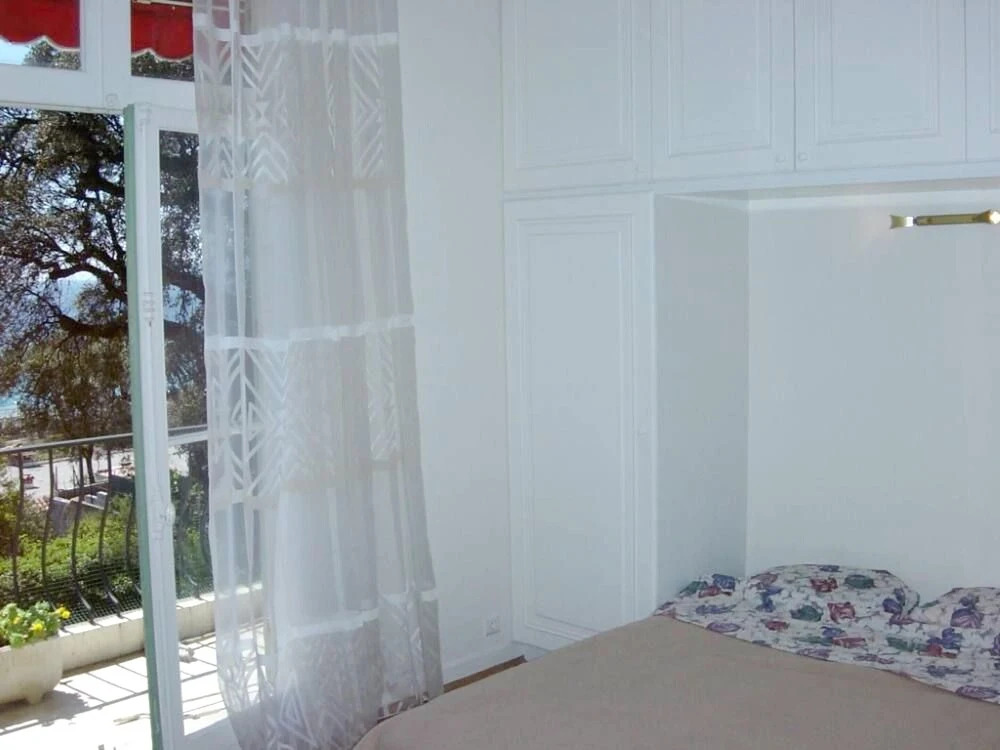Studio in Cannes, With Wonderful sea View, Enclosed Garden and Wifi -