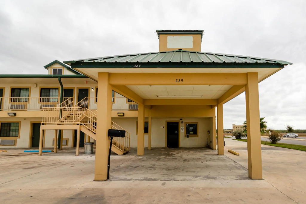 OYO Garden Inn and Suites Pearsall I-35 East