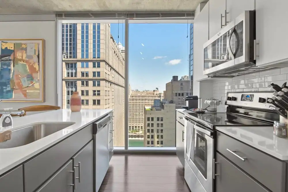Loop City Views 2BR Apt Near Riverwalk