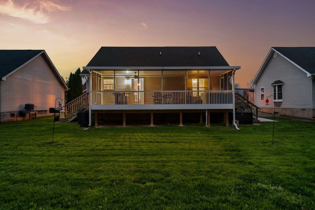 1 Mile to Pkwy Pets Hot Tub Creekside Porch