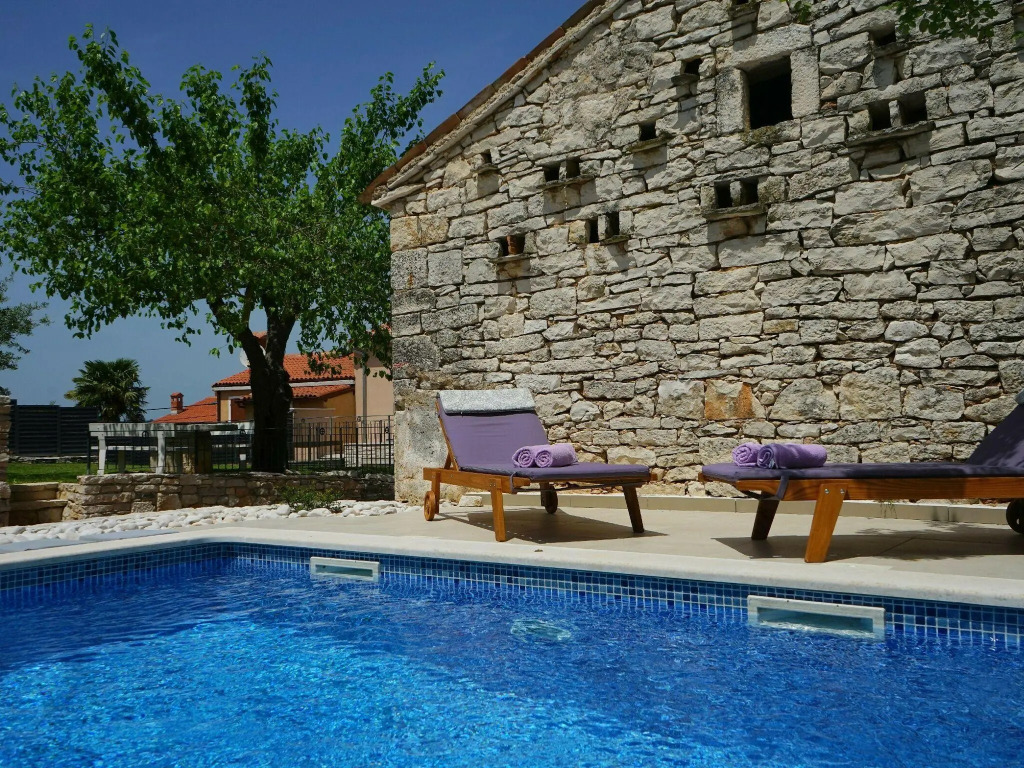 Peaceful Villa in Rakalj with Swimming Pool