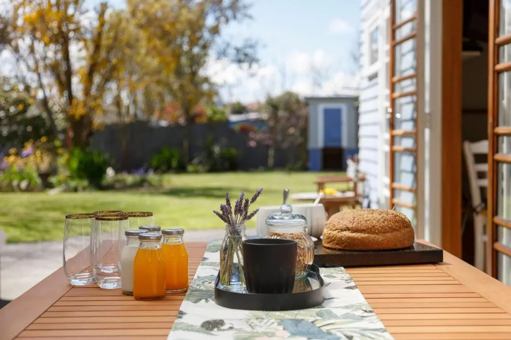 Studio Cottage - Walk to the Lake & Town