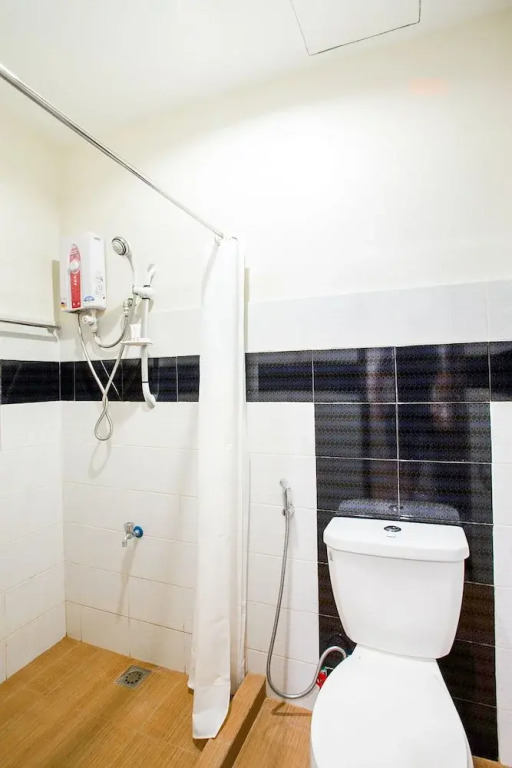Deck 360 Dormitel by OYO Rooms