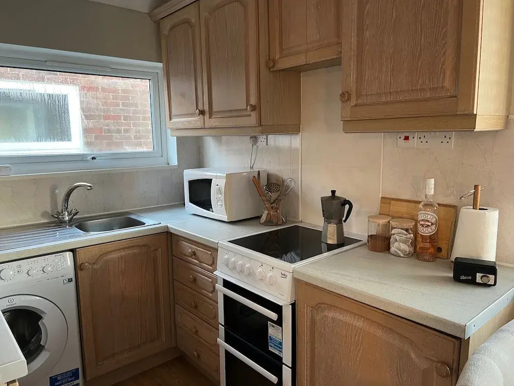 Beach Chalet - 2 Bedrooms - 4 Guests - Parking