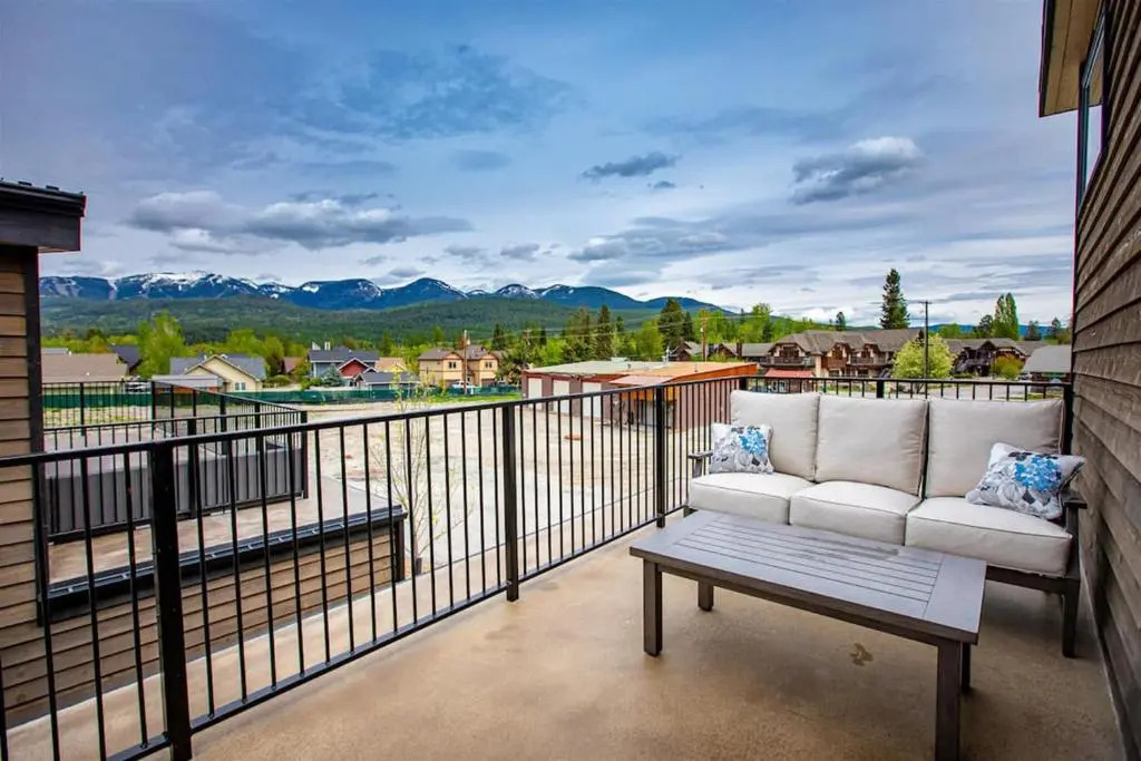 LUX Modern Chalet, Pool & Hot Tub, 10 Mins to the Mountain & Incredible Views