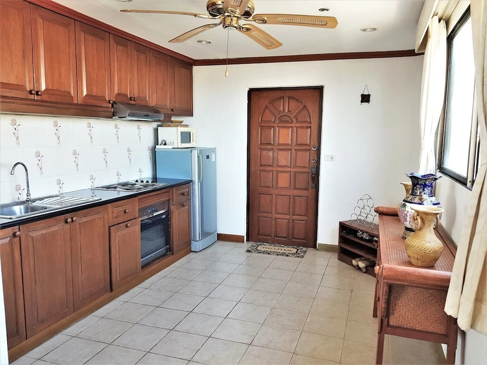 Fantastic 2 bed With Huge Balcony & sea Views
