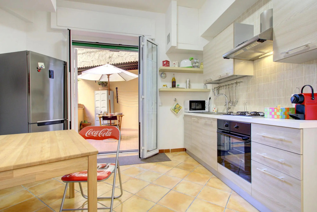 VOMERO-ROSSINI restored, 4 pax, 2 bath, wifi, aircond