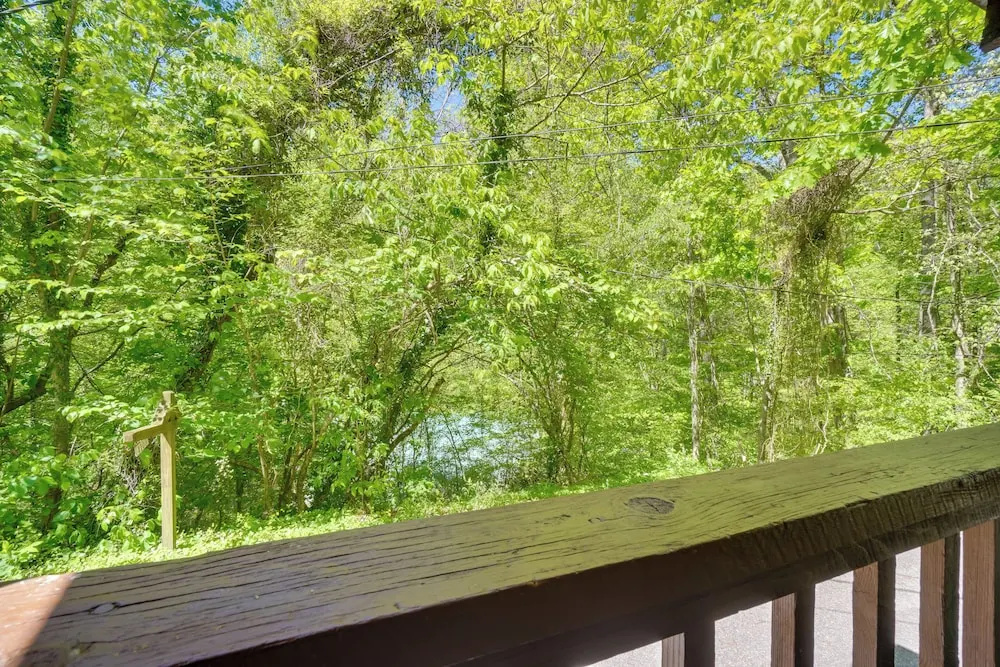 Gatlinburg Cabin with Hot Tub about 6 Mi to Downtown!