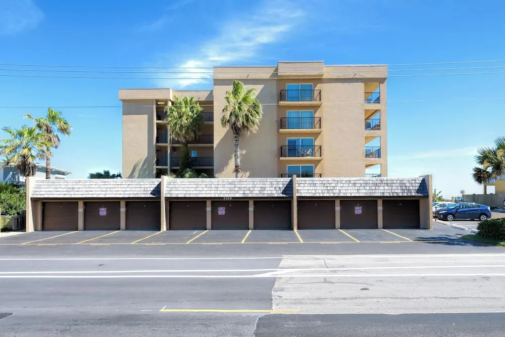 Beachfront Condo With Pool, hot tub & Sundeck!