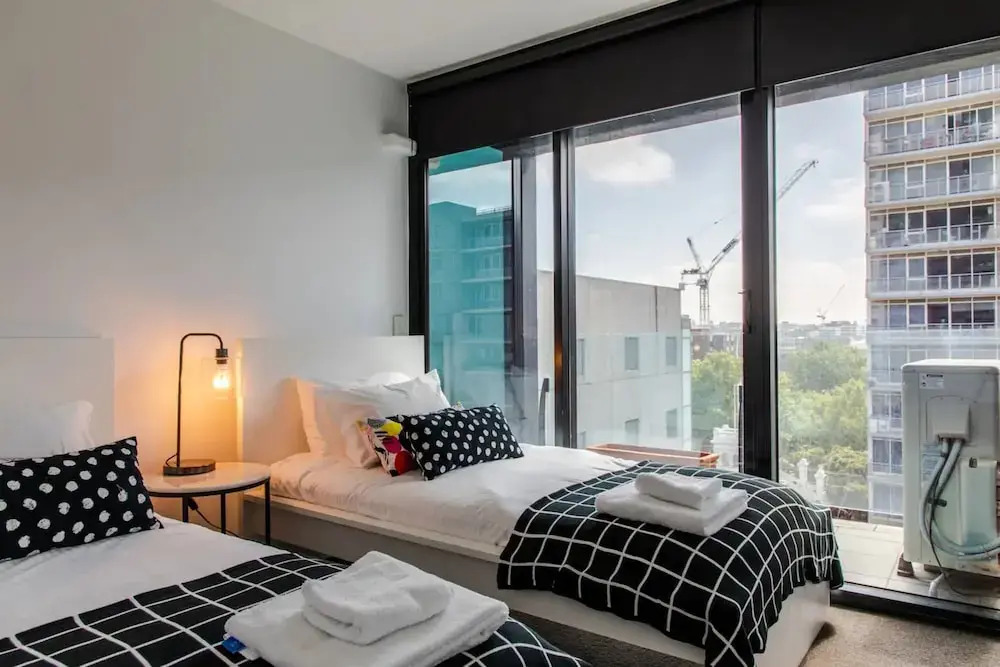 Bright 2 Bedroom Apartment With Rooftop Pool