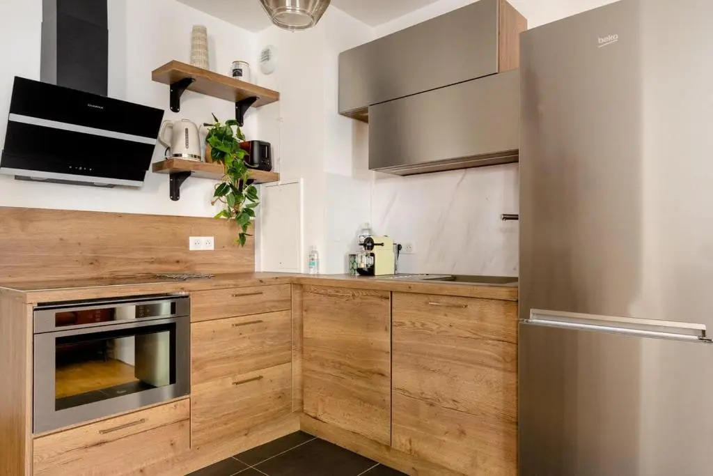 3 p 60 M2 Lesapparts Paris-Clichy terrasse équipée et wifi gratuit