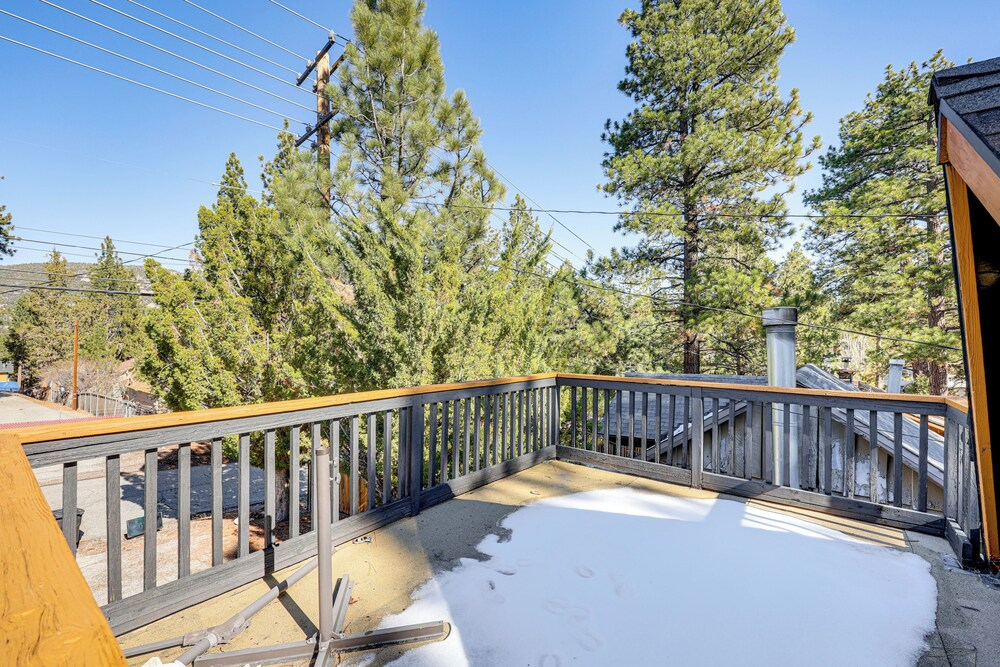 2 Mi to Big Bear Lake: Wooded Cabin w/ Deck!