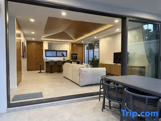 Newly built: private Quinta Lane 4br pool villa