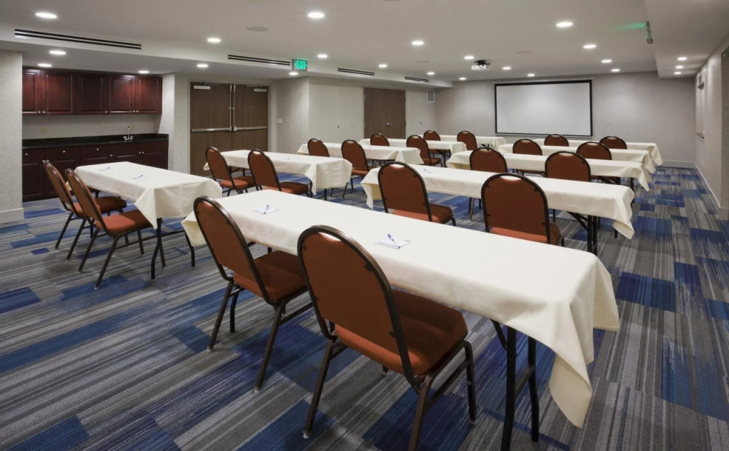 Holiday Inn Express & Suites Minneapolis - West End by IHG