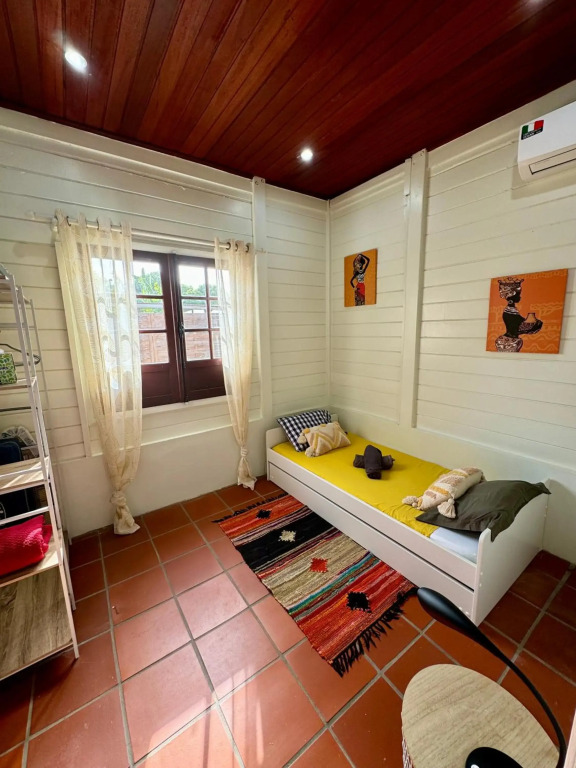 Bungalow Gaspardo , 2 chambres climatisées , à 2 mins à pied de la plage , wifi , jardin clos, parking ,sans vis-à-vis , Le Carbet