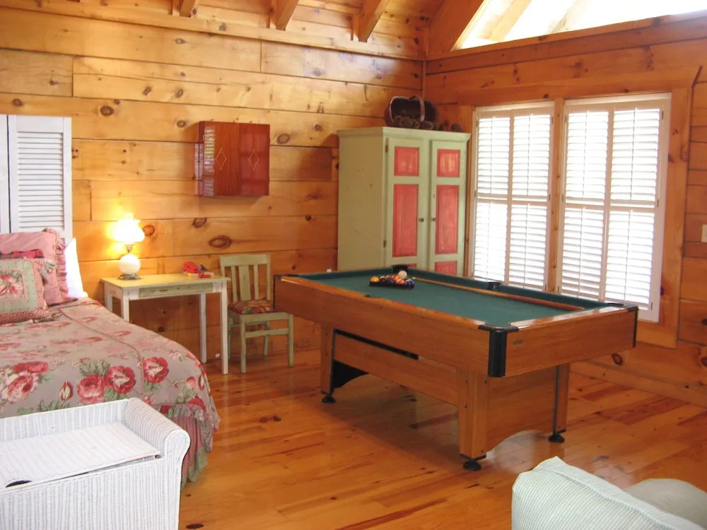Adorable Shut'er Inn 1 Bedroom Cabin