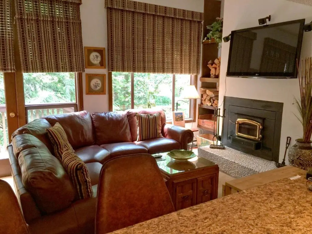 Snowater Condo #31 - 2 Story Condo with WiFi- Sleeps 4 - Beautifully decorated!